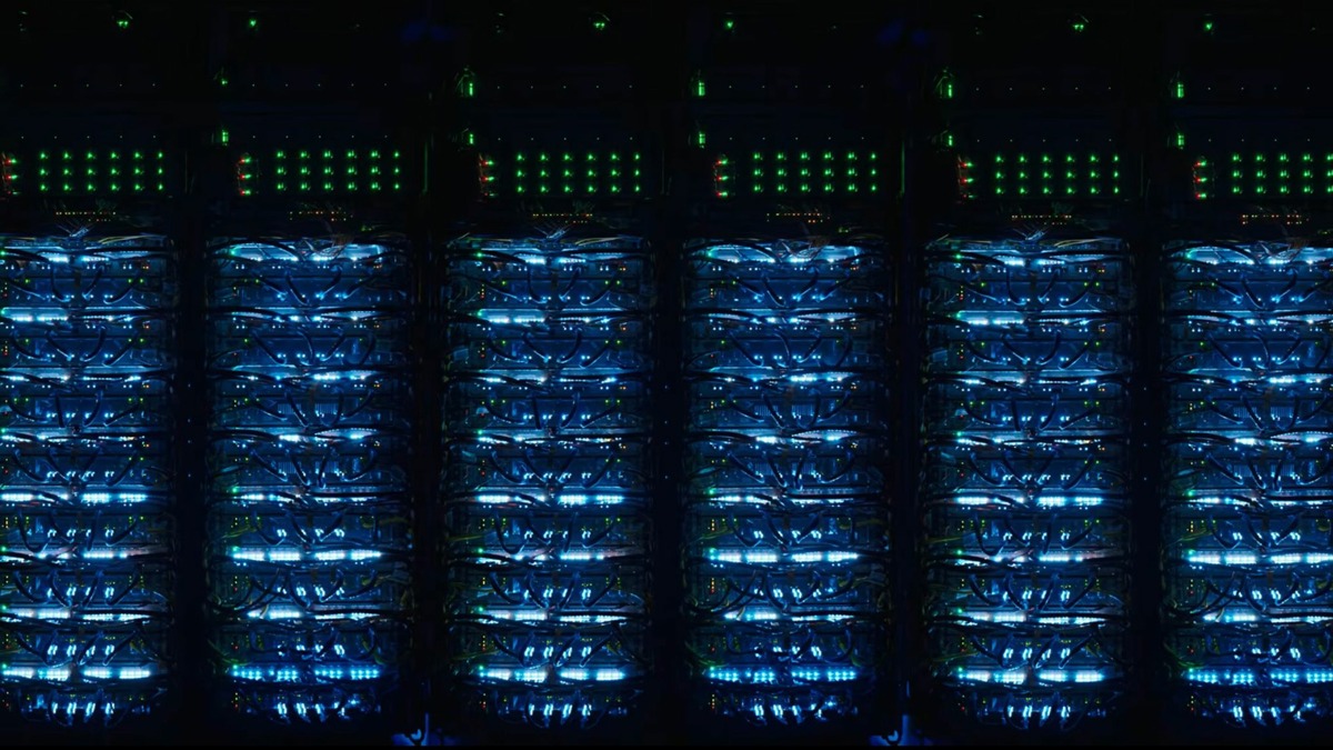 Стойки Google TPU 8t в машинном зале дата-центра
