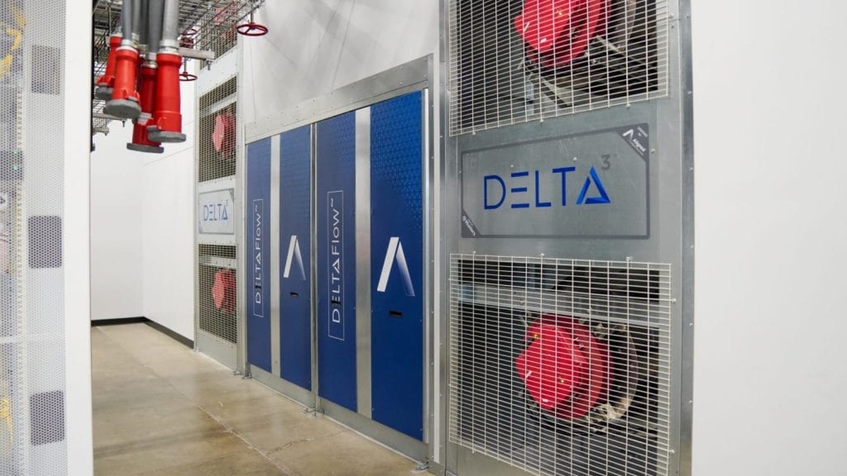Модули жидкостного охлаждения DeltaFlow и воздушного Delta3 в машинном зале