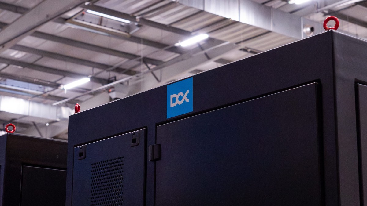 Шкафы установок распределения теплоносителя DCX в производственном цехе