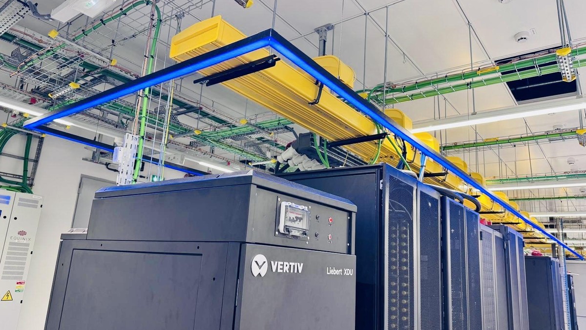 Оборудование жидкостного охлаждения в дата-центре Equinix: блок Vertiv Liebert XDU рядом с рядом стоек